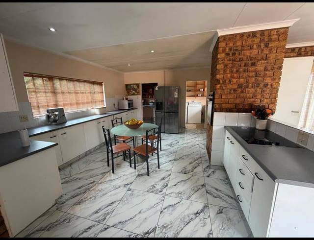 6 BEDROOM HOUSE FOR SALE IN AERORAND